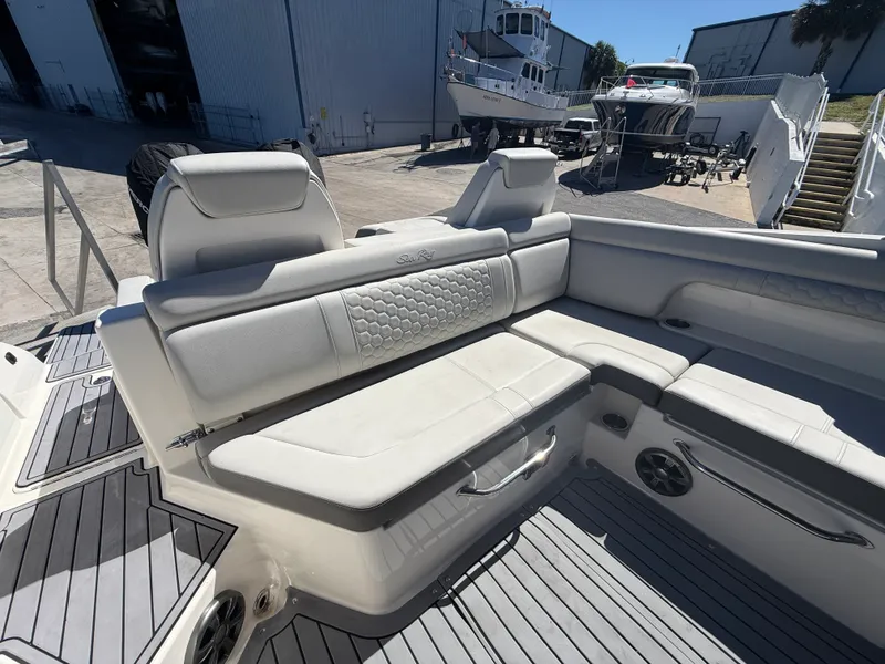 Slide: The Image of Sea Ray 29 SDX 2021 - 18