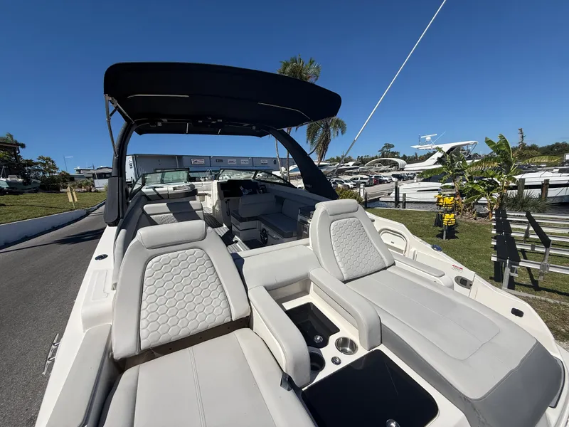 Slide: The Image of Sea Ray 29 SDX 2021 - 23