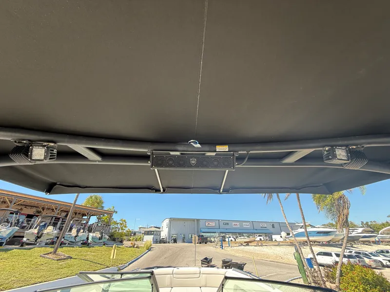 Slide: The Image of Sea Ray 29 SDX 2021 - 21