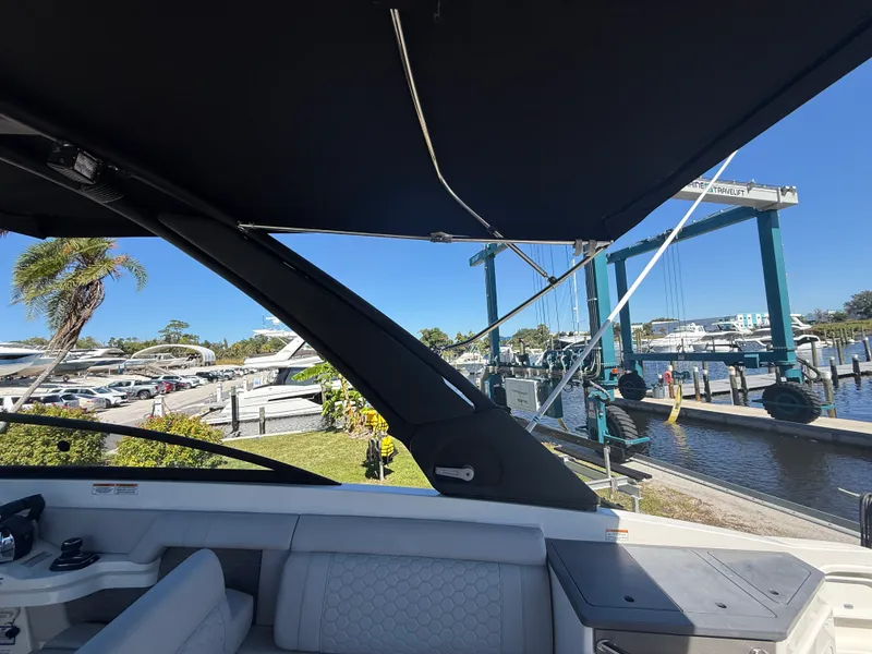 Slide: The Image of Sea Ray 29 SDX 2021 - 19