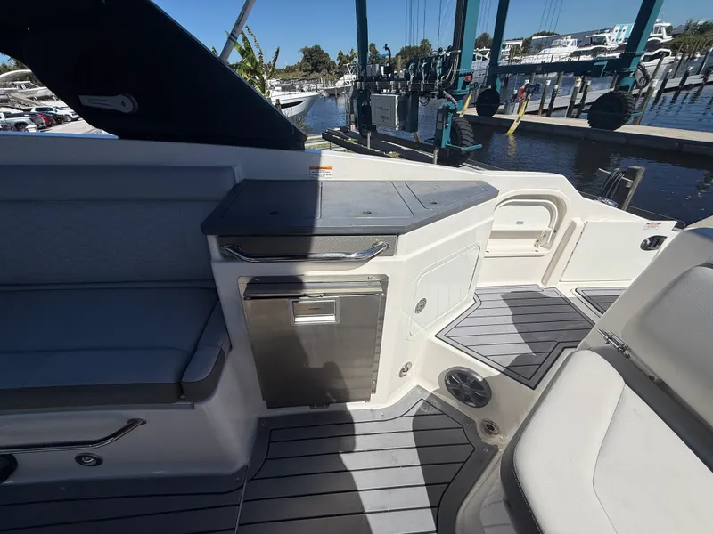 Slide: The Image of Sea Ray 29 SDX 2021 - 16
