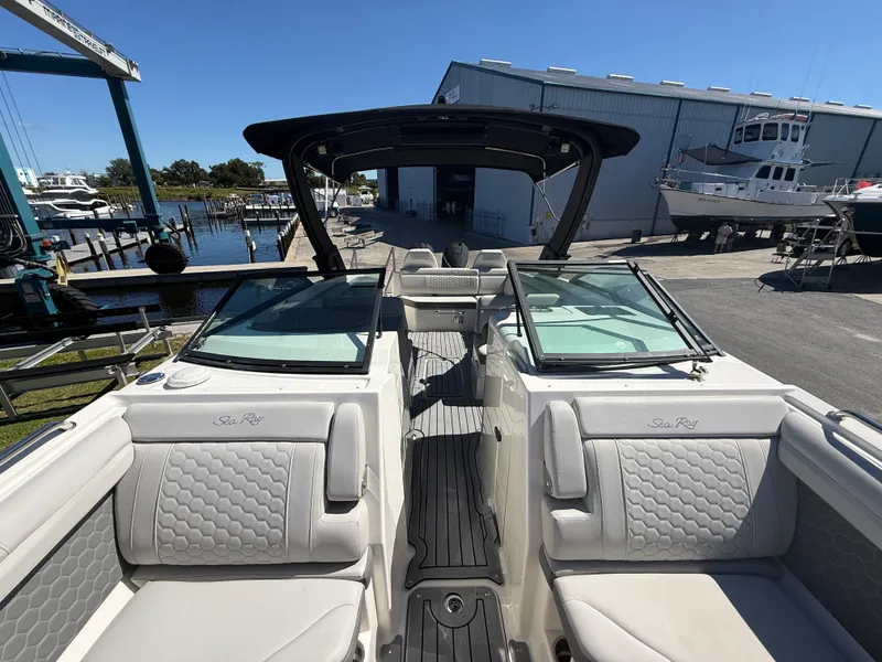 Slide: The Image of Sea Ray 29 SDX 2021 - 8