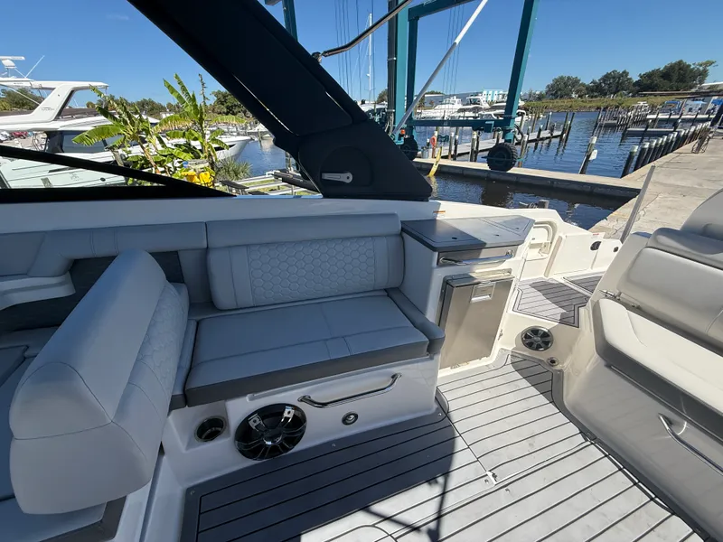 Slide: The Image of Sea Ray 29 SDX 2021 - 14