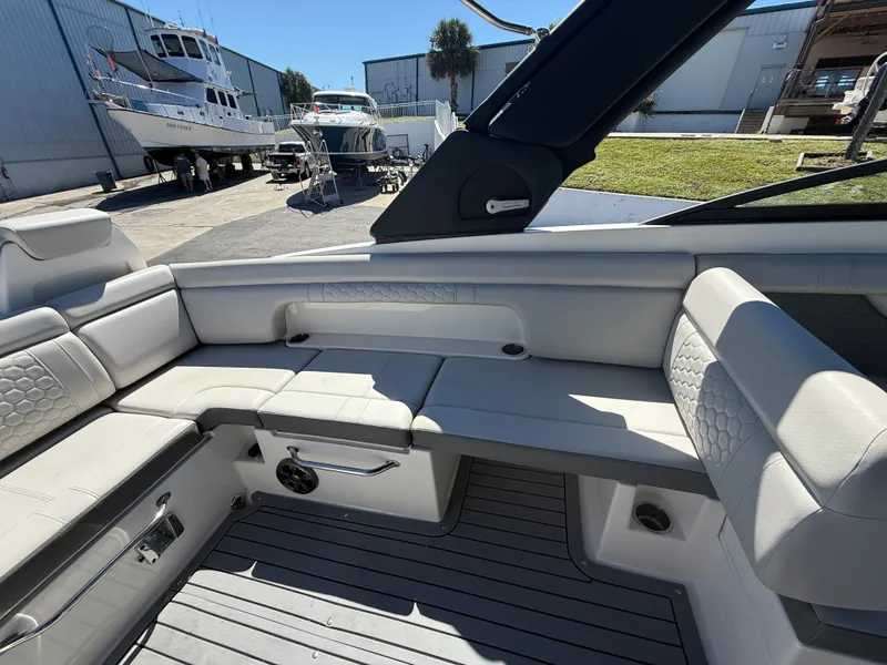 Slide: The Image of Sea Ray 29 SDX 2021 - 15