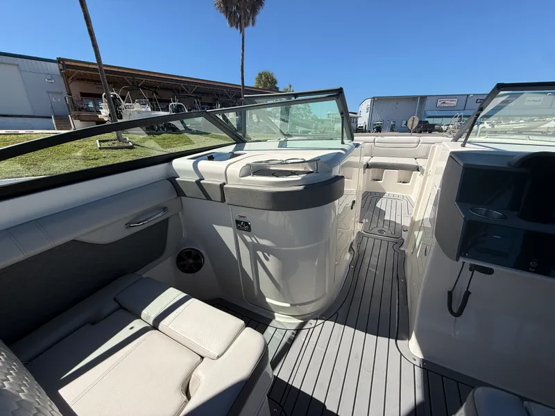 Slide: The Image of Sea Ray 29 SDX 2021 - 12
