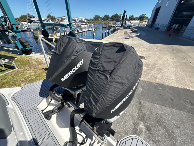 Slide: The Image of Sea Ray 29 SDX 2021 - 24