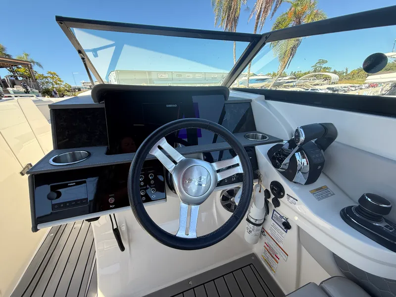 Slide: The Image of Sea Ray 29 SDX 2021 - 11