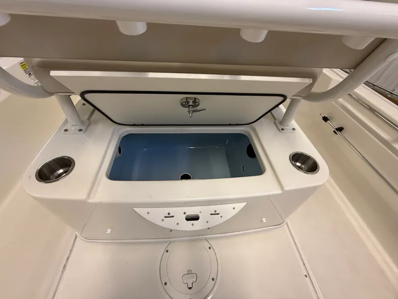 Slide: The Image of Boston Whaler 210 MONTAUK 2025 - 4