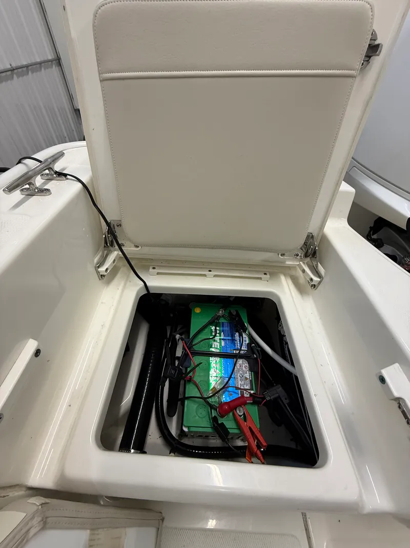 Slide: The Image of Boston Whaler 210 MONTAUK 2025 - 15