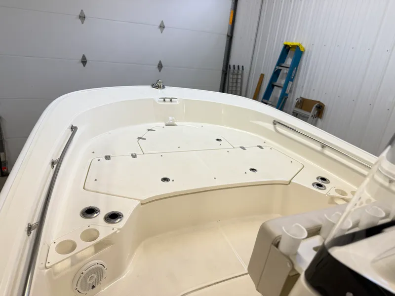 Slide: The Image of Boston Whaler 210 MONTAUK 2025 - 6