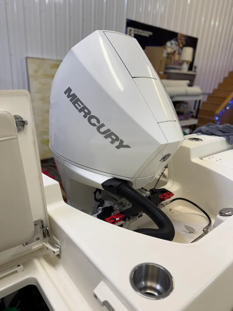 Slide: The Image of Boston Whaler 210 MONTAUK 2025 - 8