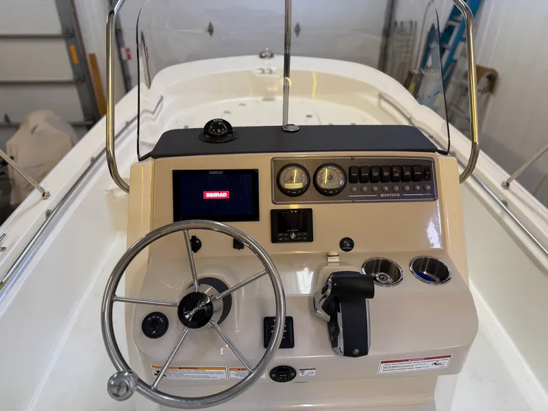 Slide: The Image of Boston Whaler 210 MONTAUK 2025 - 1