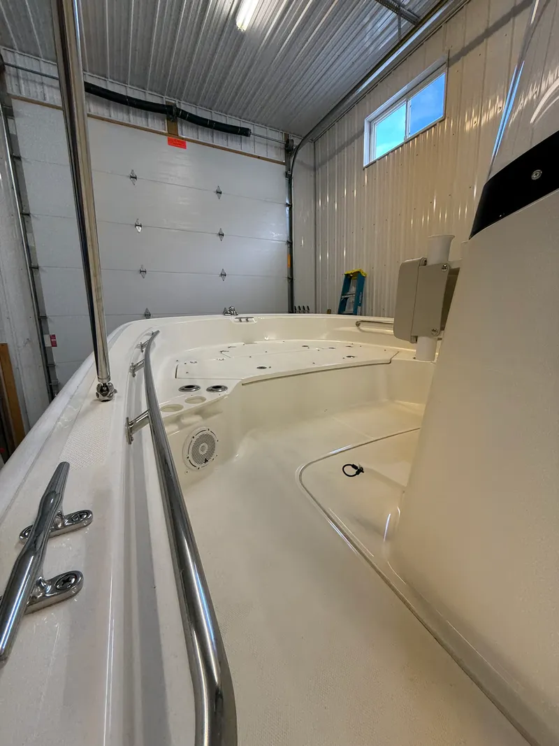 Slide: The Image of Boston Whaler 210 MONTAUK 2025 - 5
