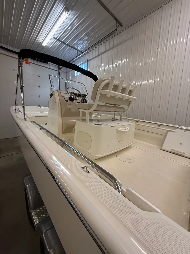 Slide: The Image of Boston Whaler 210 MONTAUK 2025 - 17