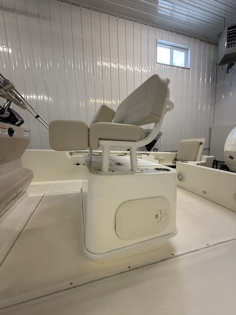 Slide: The Image of Boston Whaler 210 MONTAUK 2025 - 3
