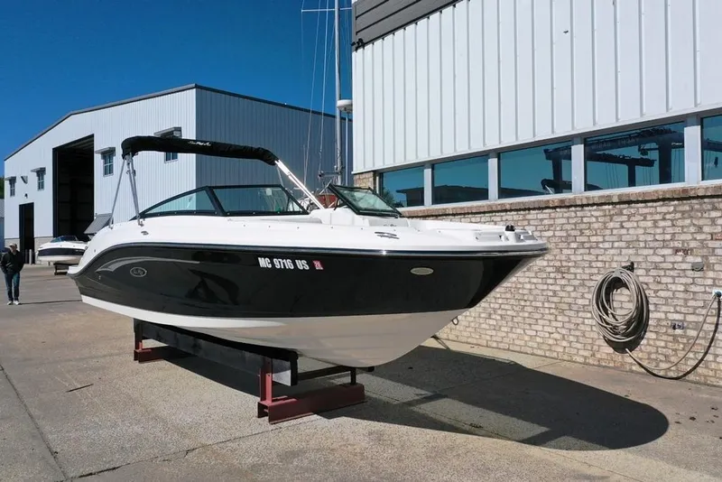 Slide: The Image of Sea Ray SPX 230 2022 - 2