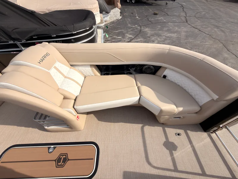 Slide: The Image of Harris Grand Mariner 230 2027 - 1