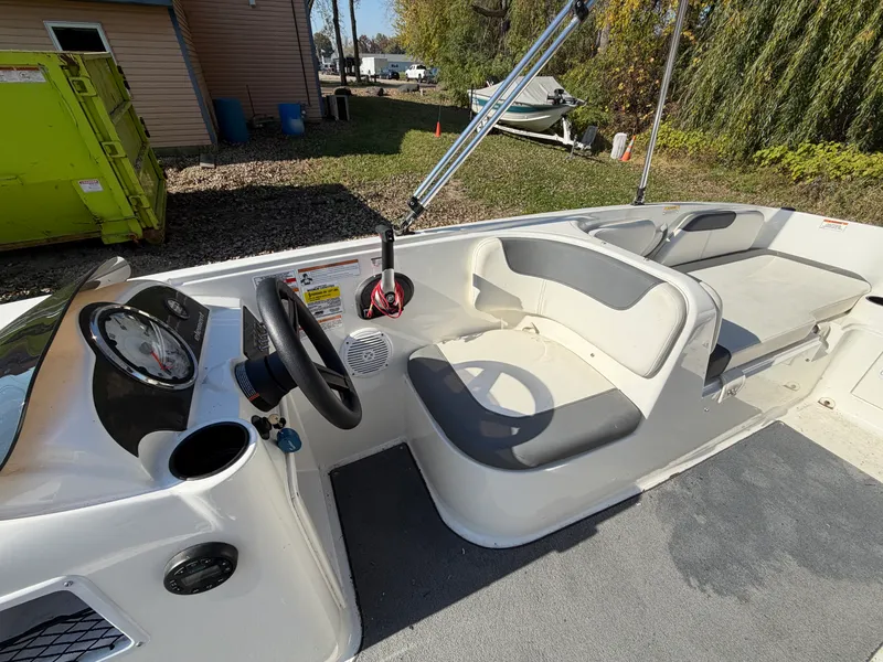 Slide: The Image of Bayliner ELEMENT E18 2021 - 8