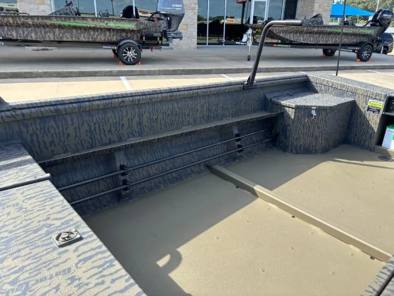Slide: The Image of Gator-Tail 17/50 Mid-Deck Savage Series 2027 - 10