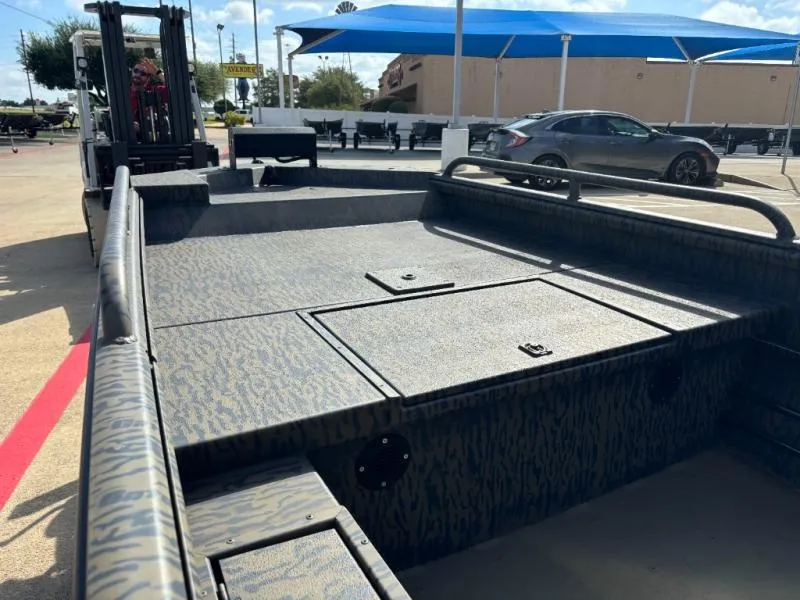 Slide: The Image of Gator-Tail 17/50 Mid-Deck Savage Series 2027 - 9