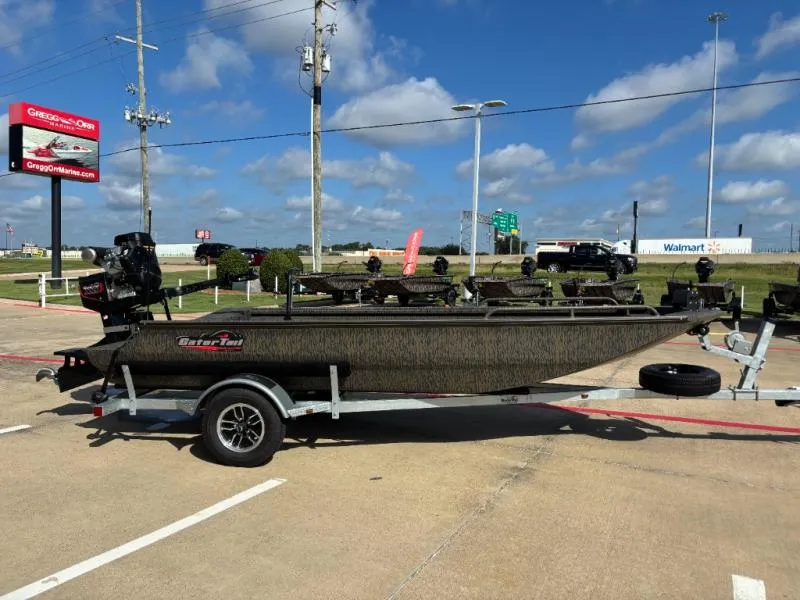 Slide: The Image of Gator-Tail 17/50 Mid-Deck Savage Series 2027 - 4