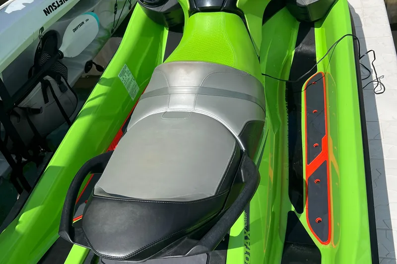 Slide: The Image of Sea-Doo RXT-X 300 2020 - 4
