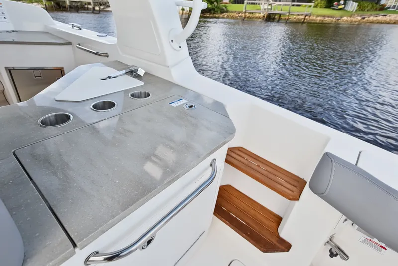 Slide: The Image of Boston Whaler 350 REALM 2025 - 41