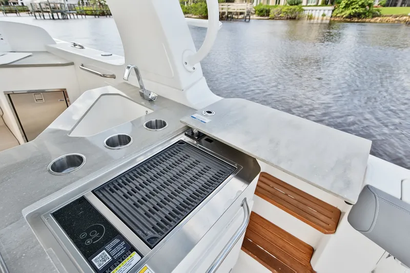 Slide: The Image of Boston Whaler 350 REALM 2025 - 42
