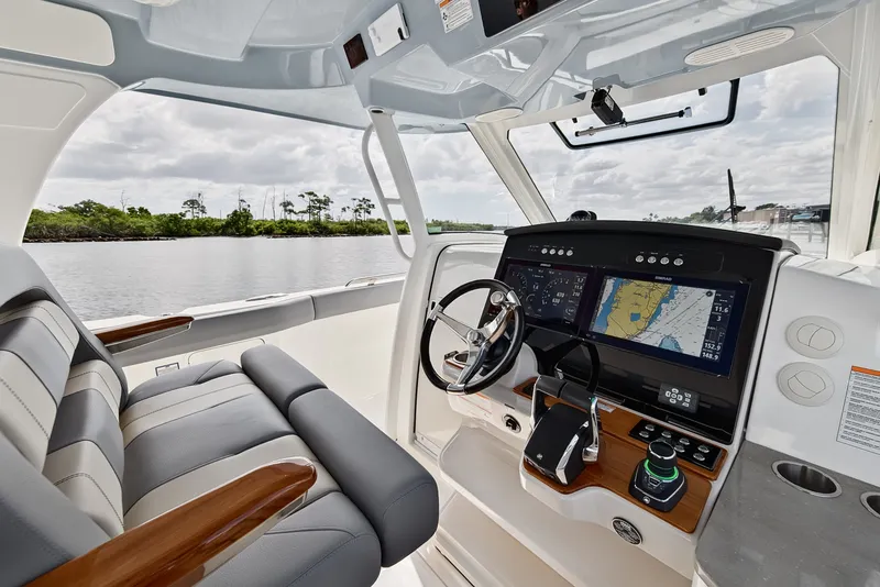 Slide: The Image of Boston Whaler 350 REALM 2025 - 59