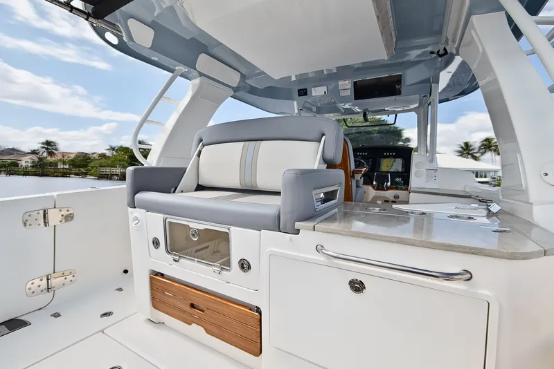 Slide: The Image of Boston Whaler 350 REALM 2025 - 39