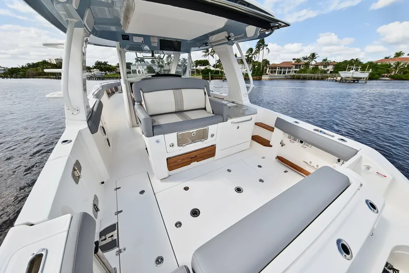 Slide: The Image of Boston Whaler 350 REALM 2025 - 52