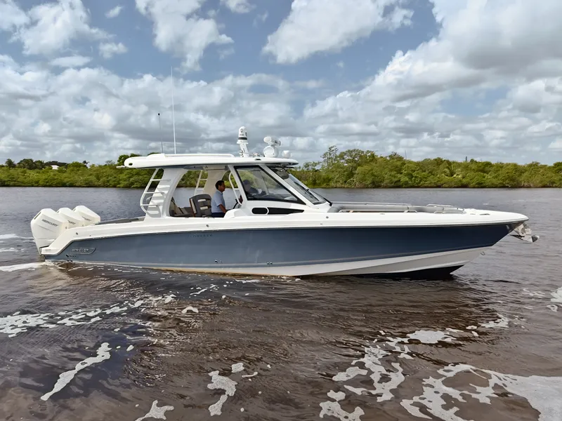 The Image of Boston Whaler 350 REALM 2025 - undefined