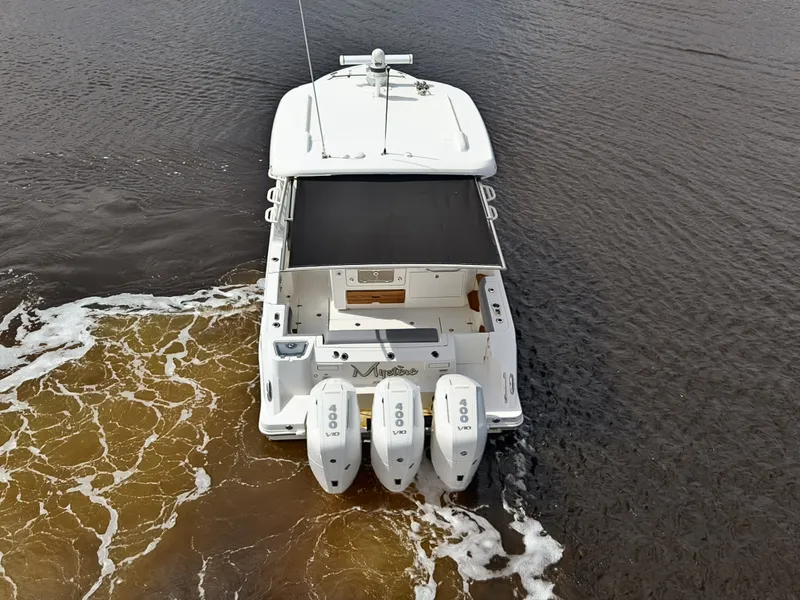 Slide: The Image of Boston Whaler 350 REALM 2025 - 19
