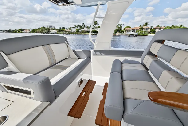 Slide: The Image of Boston Whaler 350 REALM 2025 - 67