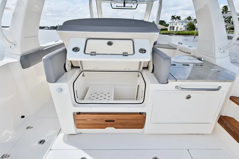 Slide: The Image of Boston Whaler 350 REALM 2025 - 54