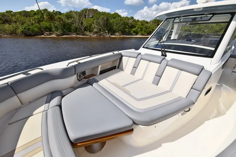Slide: The Image of Boston Whaler 350 REALM 2025 - 32