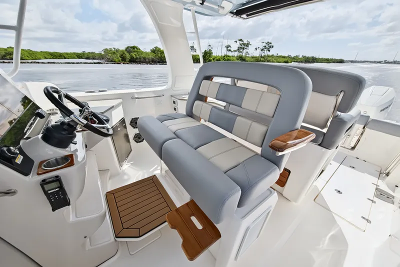 Slide: The Image of Boston Whaler 350 REALM 2025 - 64