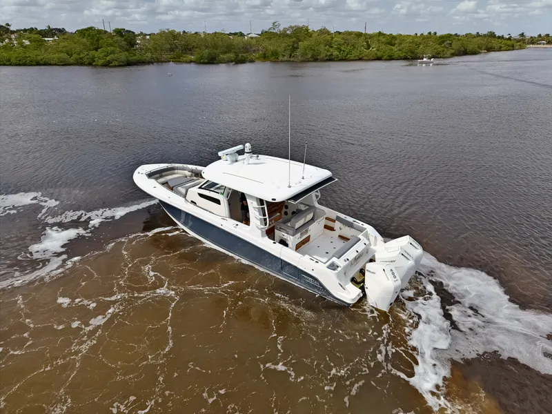Slide: The Image of Boston Whaler 350 REALM 2025 - 15