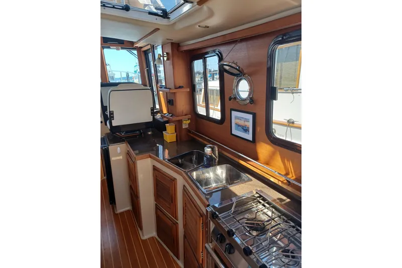Slide: The Image of Ranger Tug R-31 CB 2018 - 10