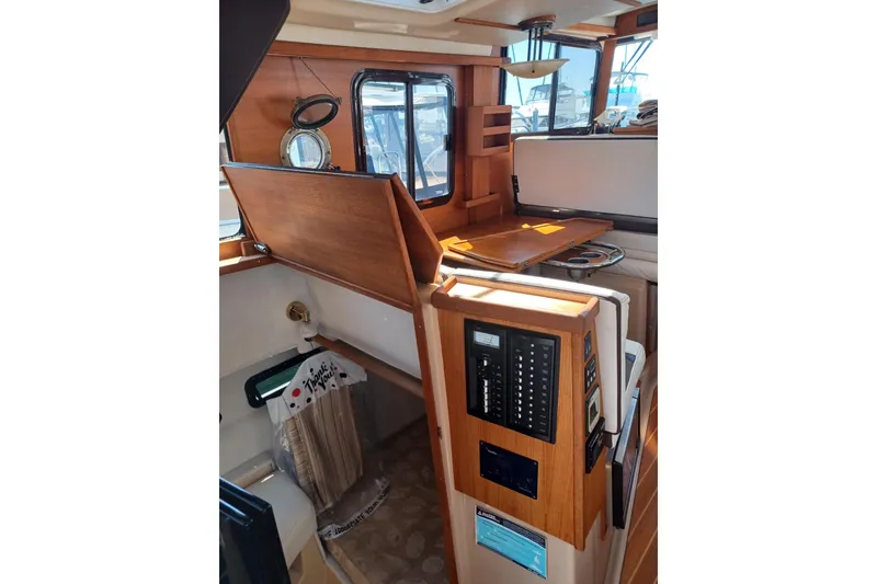 Slide: The Image of Ranger Tug R-31 CB 2018 - 11