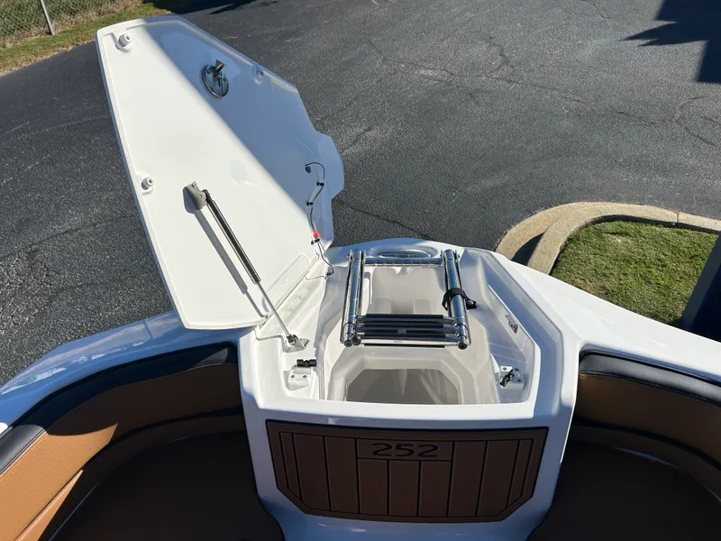 Slide: The Image of Yamaha 252SE 2027 - 22
