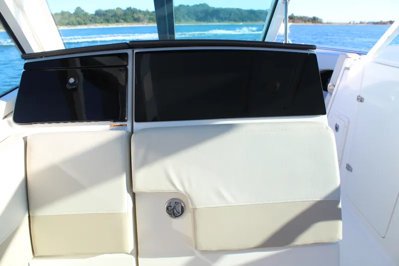Slide: The Image of Boston Whaler 280 VANTAGE 2023 - 37