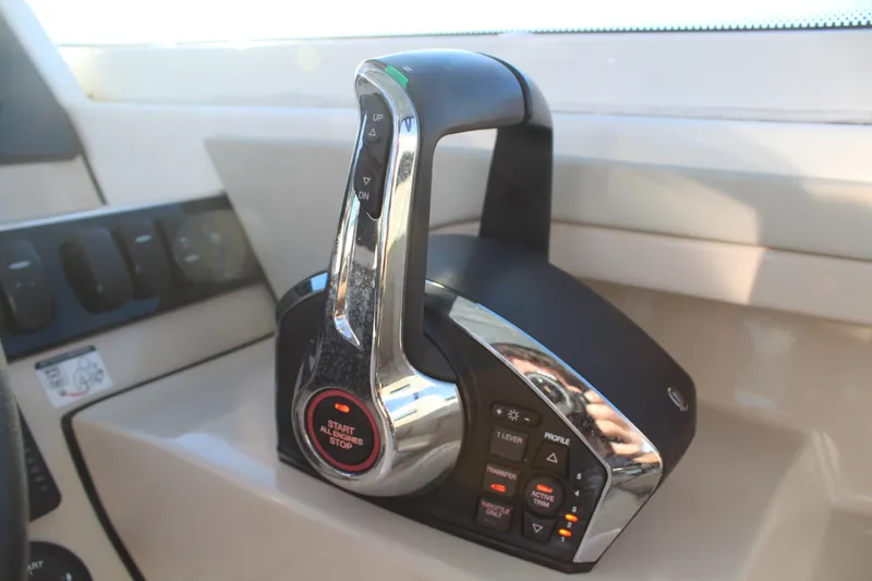 Slide: The Image of Boston Whaler 280 VANTAGE 2023 - 26