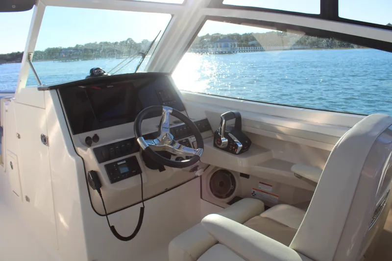 Slide: The Image of Boston Whaler 280 VANTAGE 2023 - 24