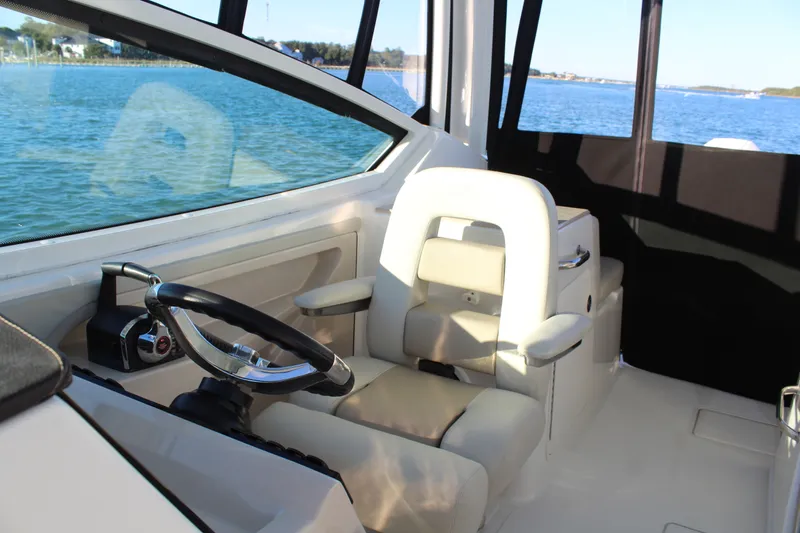 Slide: The Image of Boston Whaler 280 VANTAGE 2023 - 14