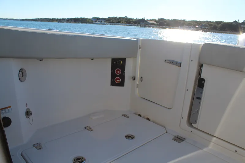 Slide: The Image of Boston Whaler 280 VANTAGE 2023 - 31