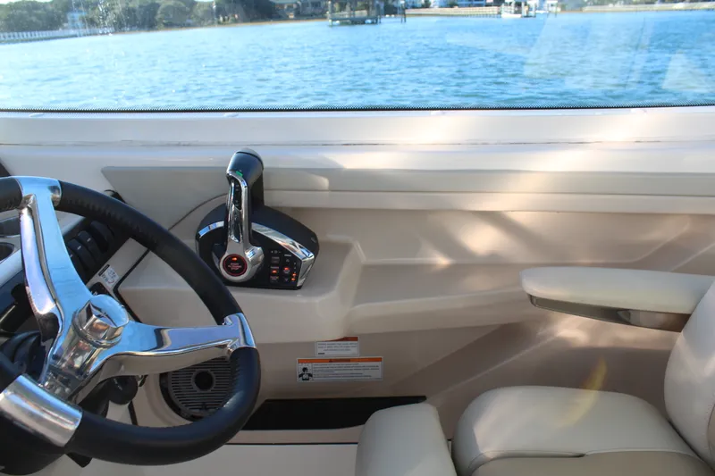 Slide: The Image of Boston Whaler 280 VANTAGE 2023 - 25