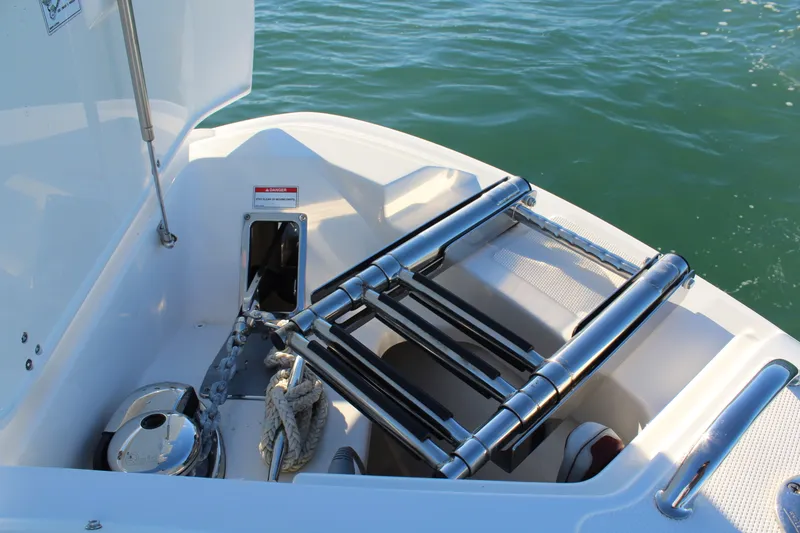 Slide: The Image of Boston Whaler 280 VANTAGE 2023 - 18