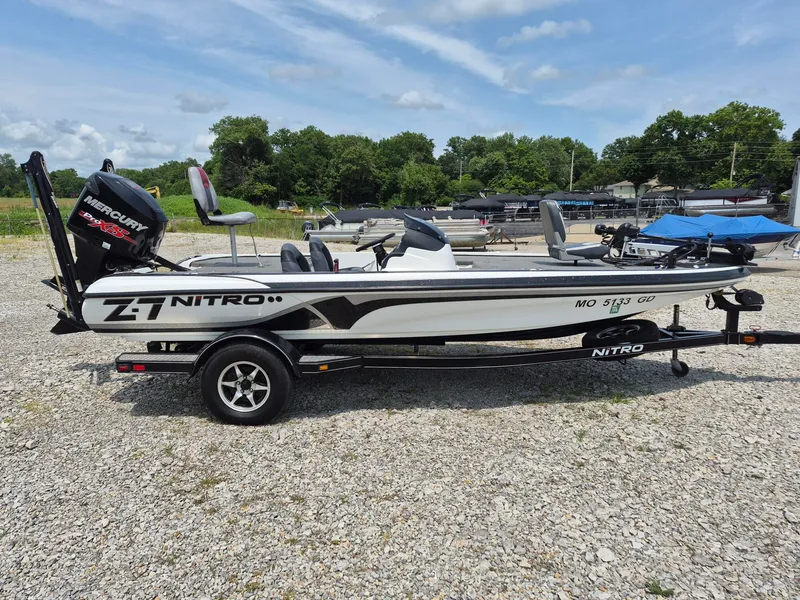 The Image of Tracker 150HP w/294 Hours & Single Axle Trailer 2015 - 0