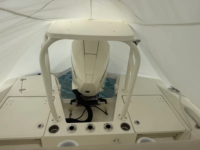 Slide: The Image of Boston Whaler 220 DAUNTLESS 2023 - 23